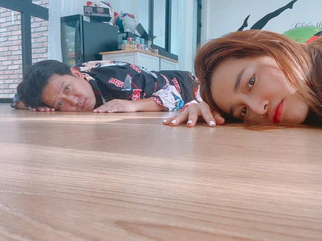 Nhã Phương cứ sơ hở là "dìm hàng" Trường Giang tơi tả - Hình 6 Nha Phuong cu so ho la