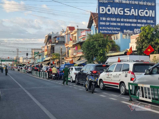 Người dân ùn ùn trở lại TP.HCM, phà Cát Lái quá tải - Hình 7 Nguoi dan un un tro lai TP.HCM, pha Cat Lai qua tai-Hinh-7