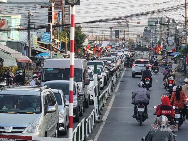 Người dân ùn ùn trở lại TP.HCM, phà Cát Lái quá tải Nguoi dan un un tro lai TP.HCM, pha Cat Lai qua tai