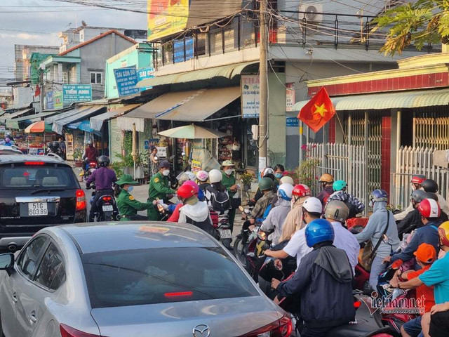 Người dân ùn ùn trở lại TP.HCM, phà Cát Lái quá tải - Hình 5 Nguoi dan un un tro lai TP.HCM, pha Cat Lai qua tai-Hinh-5