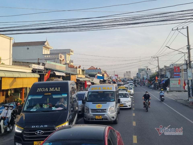 Người dân ùn ùn trở lại TP.HCM, phà Cát Lái quá tải - Hình 2 Nguoi dan un un tro lai TP.HCM, pha Cat Lai qua tai-Hinh-2