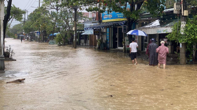 Mưa như trút nước, lũ bủa vây nhiều nơi ở Đà Nẵng, Quảng Nam - Hình 4 Mua nhu trut nuoc, lu bua vay nhieu noi o Da Nang, Quang Nam-Hinh-4