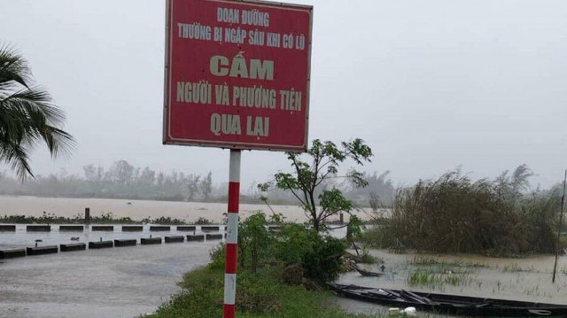 Mưa như trút nước, lũ bủa vây nhiều nơi ở Đà Nẵng, Quảng Nam - Hình 9 Mua nhu trut nuoc, lu bua vay nhieu noi o Da Nang, Quang Nam-Hinh-9