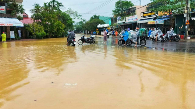Mưa như trút nước, lũ bủa vây nhiều nơi ở Đà Nẵng, Quảng Nam - Hình 2 Mua nhu trut nuoc, lu bua vay nhieu noi o Da Nang, Quang Nam-Hinh-2