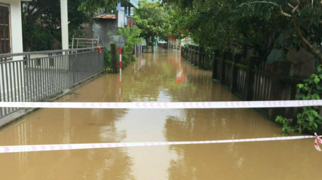 Mưa như trút nước, lũ bủa vây nhiều nơi ở Đà Nẵng, Quảng Nam - Hình 5 Mua nhu trut nuoc, lu bua vay nhieu noi o Da Nang, Quang Nam-Hinh-5