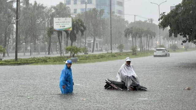 Mưa như trút nước, lũ bủa vây nhiều nơi ở Đà Nẵng, Quảng Nam - Hình 6 Mua nhu trut nuoc, lu bua vay nhieu noi o Da Nang, Quang Nam-Hinh-6