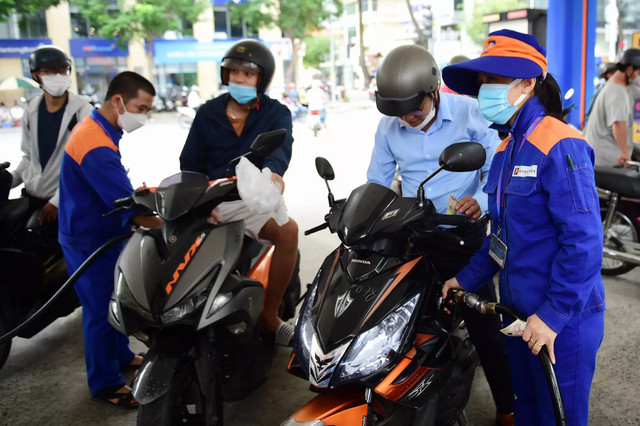 Giá xăng ngày mai có thể giảm mạnh, về hơn 20.000 đồng/lít Gia xang ngay mai co the giam manh, ve hon 20.000 dong/lit