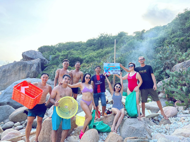 Nhóm khách mặc bikini nhặt rác ở Ninh Thuận không sai - Hình 2 Nhom khach mac bikini nhat rac o Ninh Thuan khong sai-Hinh-2