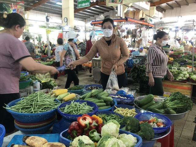 Xăng giảm 4 lần hơn 7.000 đồng/lít: Bao giờ tan “bão” giá? Xang giam 4 lan hon 7.000 dong/lit: Bao gio tan “bao” gia?