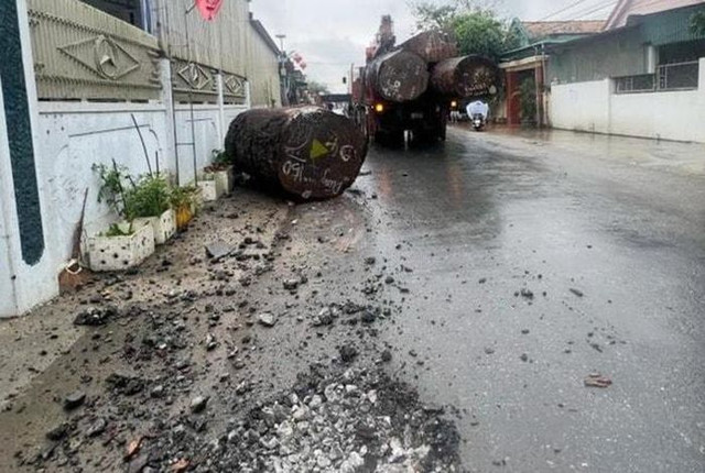 Cô gái thoát chết gang tấc khi khối gỗ “khủng” rơi xuống đường Co gai thoat chet gang tac khi khoi go “khung” roi xuong duong
