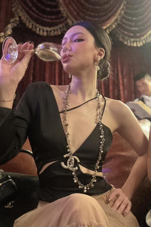 Bị soi 'chỗ tím' trên vòng một, MC Minh Hà đáp trả thâm thúy - Hình 3 Bi soi 'cho tim' tren vong mot, MC Minh Ha dap tra tham thuy-Hinh-3
