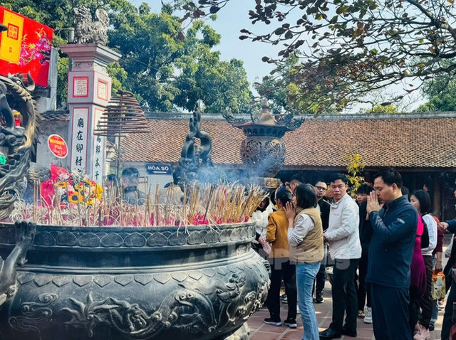 Hình ảnh xấu xí ở 9 giếng đền Cô Chín Hinh anh xau xi o 9 gieng den Co Chin