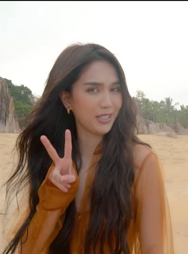 H'Hen Niê lên tiếng khi lộ "vật thể lạ" hệt Gil Lê, Ngọc Trinh - Hình 4 H'Hen Nie len tieng khi lo
