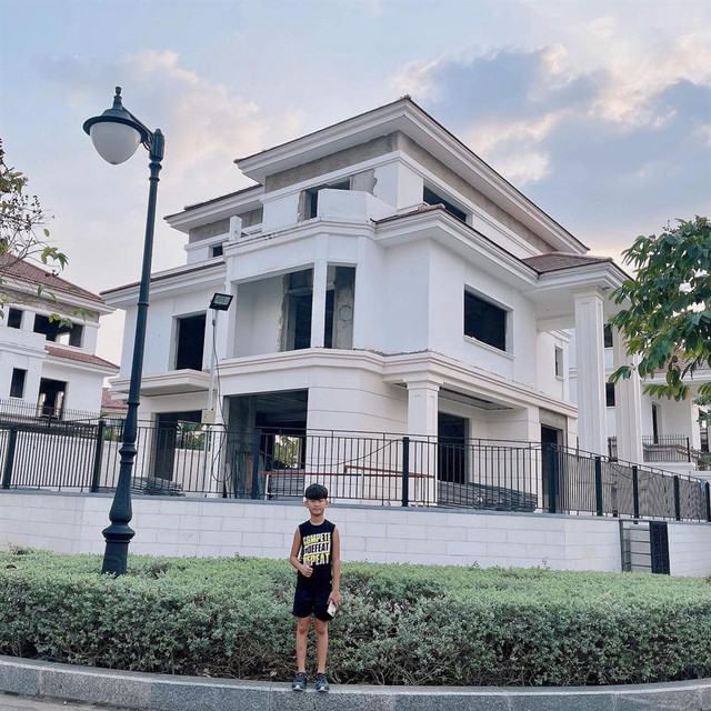 Chồng cũ Lệ Quyên tậu biệt thự hoành tráng hậu ly hôn Chong cu Le Quyen tau biet thu hoanh trang hau ly hon
