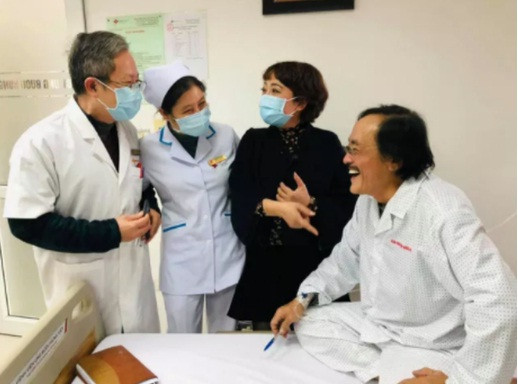 Nghệ sĩ Giang Còi nhập viện vì mất tiếng, nghi có khối u ở họng - Hình 2 Nghe si Giang Coi nhap vien vi mat tieng, nghi co khoi u o hong-Hinh-2