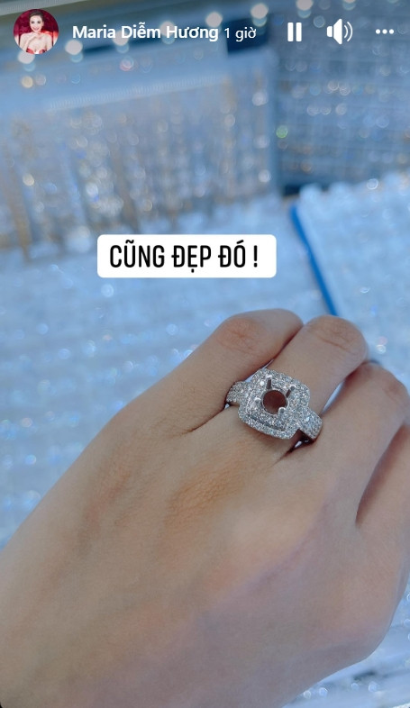 Hoa hậu Diễm Hương khoe nhẫn to đùng ở ngón áp út Hoa hau Diem Huong khoe nhan to dung o ngon ap ut