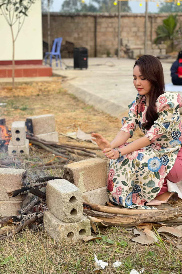 Á hậu Thụy Vân chia sẻ hậu trường đi làm ngày dịch - Hình 2 A hau Thuy Van chia se hau truong di lam ngay dich-Hinh-2