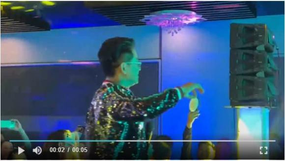 Tuấn Hưng nhặt "phụ tùng" của khán giả nữ ném lên sân khấu Tuan Hung nhat