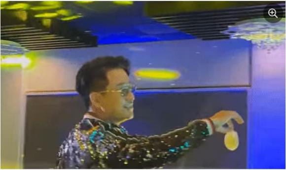 Tuấn Hưng nhặt "phụ tùng" của khán giả nữ ném lên sân khấu - Hình 3 Tuan Hung nhat