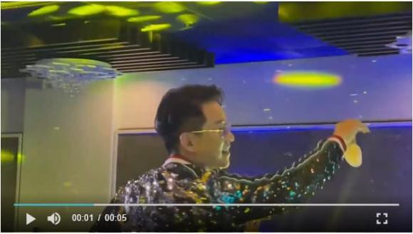 Tuấn Hưng nhặt "phụ tùng" của khán giả nữ ném lên sân khấu - Hình 2 Tuan Hung nhat