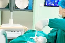 Bơm xi măng sinh học cho cụ bà 98 tuổi bị xẹp đốt sống tránh bị liệt