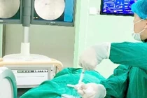 Bơm xi măng sinh học cho cụ bà 98 tuổi bị xẹp đốt sống tránh bị liệt