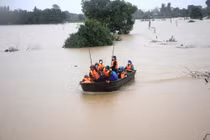 Đợt mưa lũ miền Trung làm 102 người chết, mất tích 