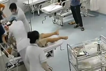 Cứu sống người đàn ông 60 tuổi bị điện giật ngưng tim khi đang sửa mái nhà