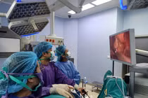 Phẫu thuật nội soi qua đường âm đạo loại bỏ khối u lành tính cho người phụ nữ