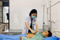 Bé trai 12 tuổi bị viêm màng não mủ nguy kịch