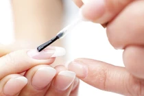 Cảnh báo tác hại tiềm ẩn trong sơn móng tay dạng gel chứa TPO