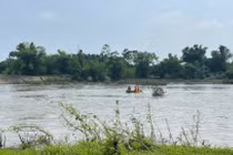 Bé trai ở Thái Nguyên trượt chân rơi xuống sông mất tích