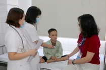 Bé trai tím tái, lịm người sau khi ăn phô mai, không ngờ bệnh lý nguy hiểm