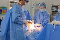 Phẫu thuật thành công khối u buồng trứng khổng lồ hơn 20 kg