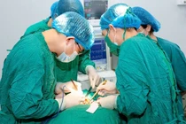 Phẫu thuật thành công cho bệnh nhân ung thư dạ dày kèm dị tật ruột bẩm sinh