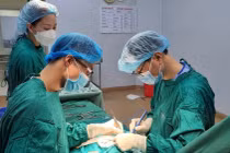 Cứu sống bé sơ sinh bị viêm phúc mạc do thủng ruột