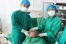 Phẫu thuật thành công khối u xơ tử cung 3,5 kg cho người phụ nữ ở Lai Châu