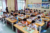 WHO đề xuất tiêu chuẩn mới cho bữa ăn học đường nhằm bảo vệ sức khỏe trẻ em