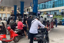 Người dân mua xăng tại một cửa hàng bán lẻ ở Hà Nội trong bối cảnh giá xăng dầu trong nước biến động mạnh theo thị trường thế giới. (Ảnh: Minh Phương)