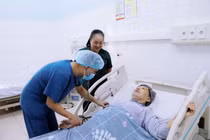 Cứu sống người đàn ông 59 tuổi thủng dạ dày do lạm dụng thuốc giảm đau