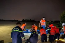 Cứu 4 người dân bị lũ cô lập trên sông khi đi bắt dế ở Quảng Trị