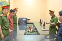 Khởi tố 2 người sản xuất, buôn bán khô gà, heo cháy tỏi giả