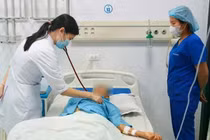 Cụ bà 76 tuổi sốc phản vệ sau khi tiêm thuốc 'bổ não' tại nhà