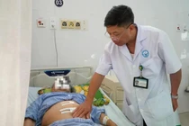 Bệnh nhân 78 tuổi bị thoát vị cơ hoành, một phần dạ dày chui lên lồng ngực