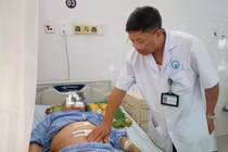 Bệnh nhân 78 tuổi bị thoát vị cơ hoành, một phần dạ dày chui lên lồng ngực