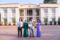 Người hùng cứu bé đuối nước nhận giấy khen từ chính quyền xã 