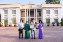 Người hùng cứu bé đuối nước nhận giấy khen từ chính quyền xã 