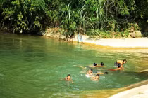 Trẻ tử vong khi tắm sông, cảnh báo nguy hiểm từ ao hồ tới phụ huynh