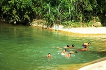 Trẻ tử vong khi tắm sông, cảnh báo nguy hiểm từ ao hồ tới phụ huynh