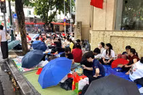 Người dân tập trung đông kín ở nút giao Tràng Thi chờ xem diễu binh A80